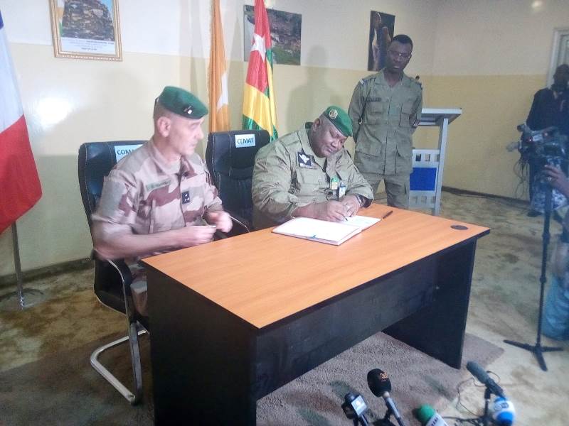 Signature doc depart soldats francais Niamey