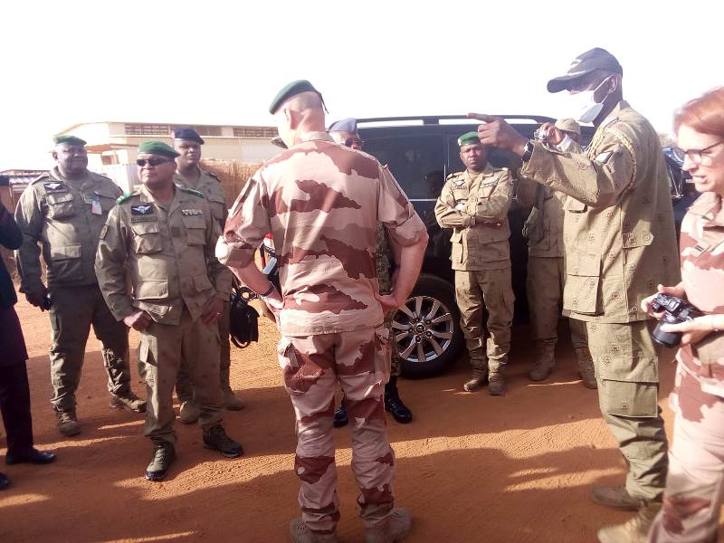 Signature doc depart soldats francais Niamey