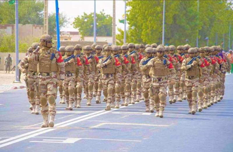 Soldats nigeriens defilent
