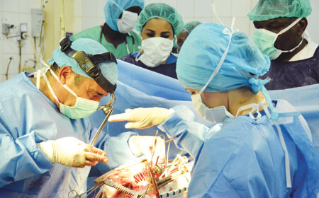 Dr malika assiste operation