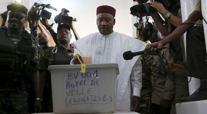 Mahamadou Issoufou vote a Niamey le 21 fevrier