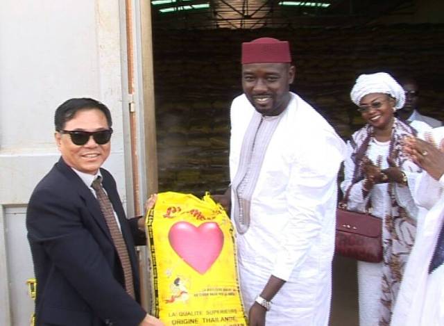 Ibrahim Yacouba recoit don chinois