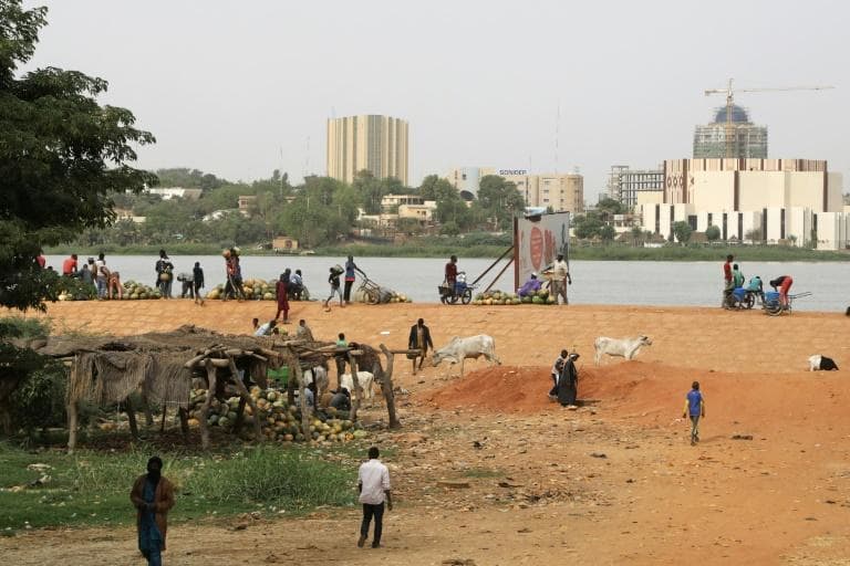 jeunes sur le fleuve Niger
