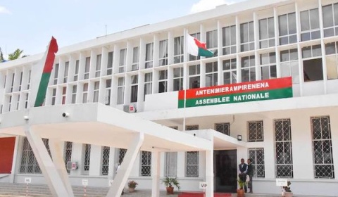 Crise à Madagascar : l’Assemblée nationale défie Andry Rajoelina et vote sa destitution après sa dissolution
