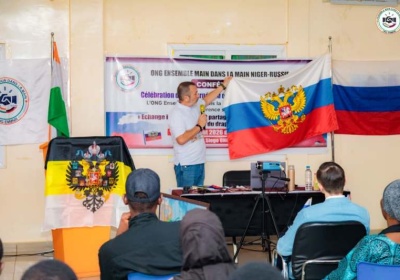 Journée du drapeau russe : l’ONG EMMNR célèbre à Niamey le tricolore russe et renforce les liens d’amitié Niger-Russie