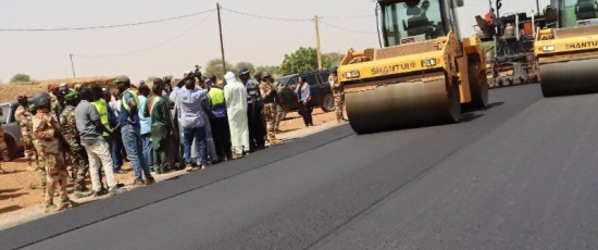Tillabéri : le ministre de l'Équipement constate l'avancement des travaux de la route Farié-Téra