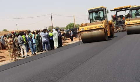 Tillabéri : le ministre de l'Équipement constate l'avancement des travaux de la route Farié-Téra