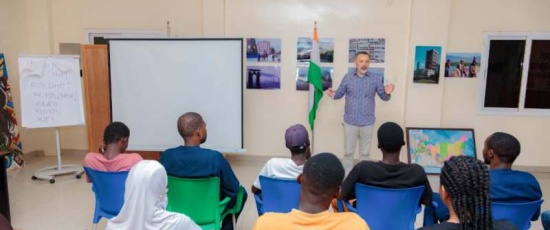 À Niamey, les cours gratuits de russe de l’ONG Ensemble Main dans la Main Niger–Russie (EMMNR) continuent d’attirer de nouveaux apprenants