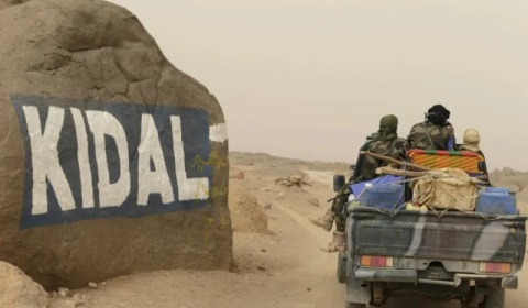 Mali : l’armée fait monter la pression sur Kidal avec des manœuvres militaires d’envergure appuyées par des frappes aériennes dans la zone