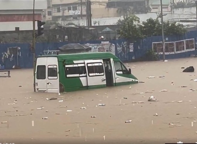 Côte d’Ivoire : une vingtaine de morts enregistrés en 48 h de pluies à Abidjan, plusieurs villes côtières submergées par les eaux