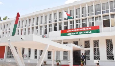 Crise à Madagascar : l’Assemblée nationale défie Andry Rajoelina et vote sa destitution après sa dissolution