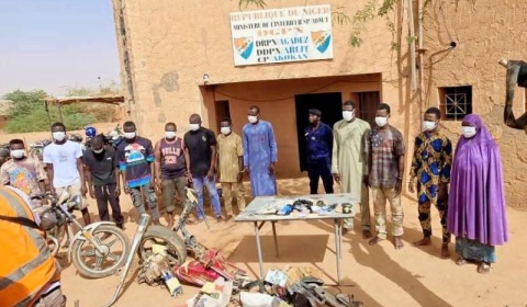 Arlit : deux réseaux criminels neutralisés par la Police d’Akokan, dont un impliqué dans une escroquerie électronique à 64 millions FCFA