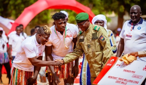 Kokowa Airtel 2026 : le gladiateur Aibo Hassane de Maradi remporte le trophée à Tahoua
