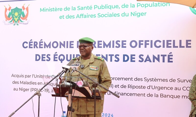 Garba HAKIMI Remise materiels UNOPS