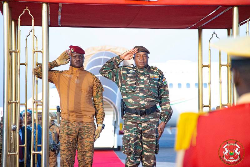 Ibrahim Traore et Abdourahmane Tiani debout