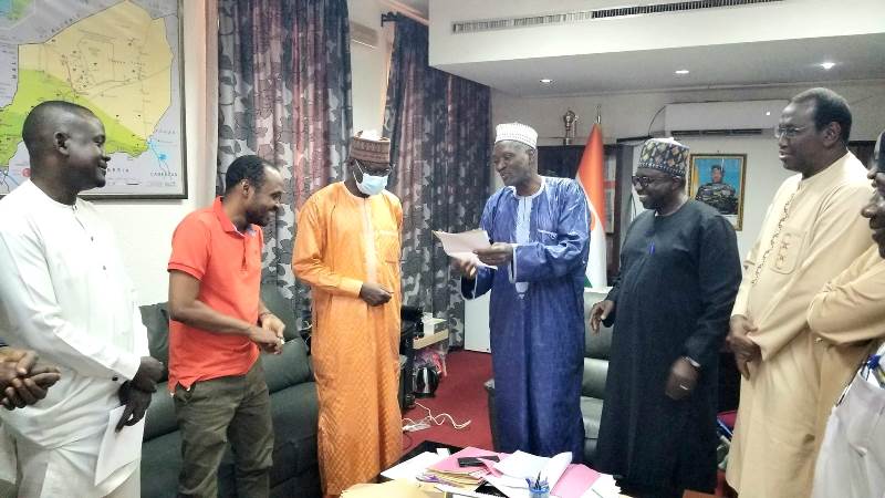 Operateur economique AOM remet cheque ramadan au Professeur MAMADOU Saidou