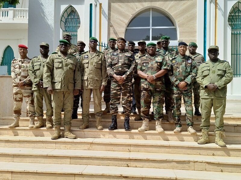 Photo famille membres CNPS devant Presidence Republique