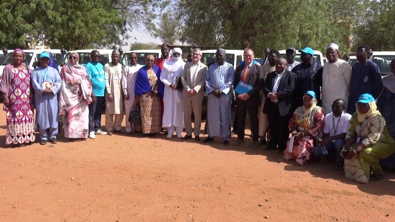 Photo famille remise materiel Unicef Allemagne