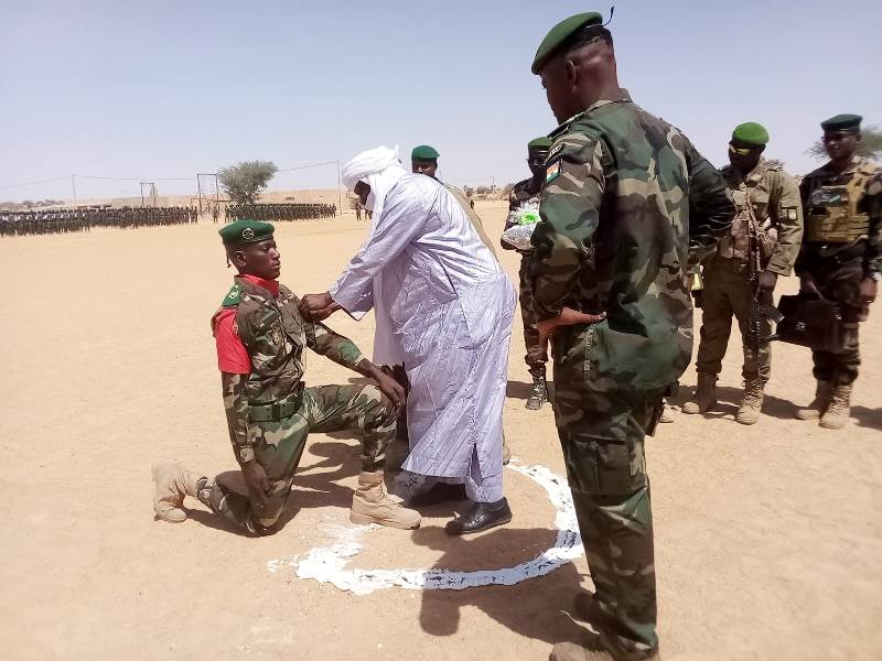 Presenation drapeu soldats Aroungouza de Zinder 2023 BIS1