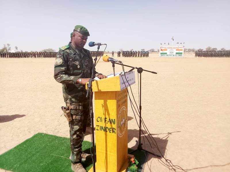 Presenation drapeu soldats Aroungouza de Zinder 2023 BIS1