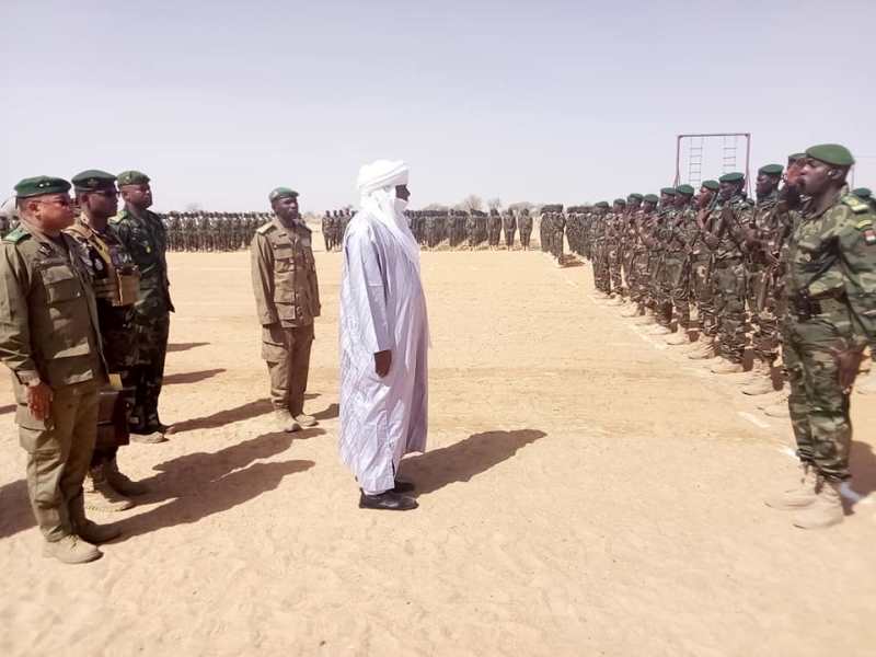 Presenation drapeu soldats Aroungouza de Zinder 2023 BIS1