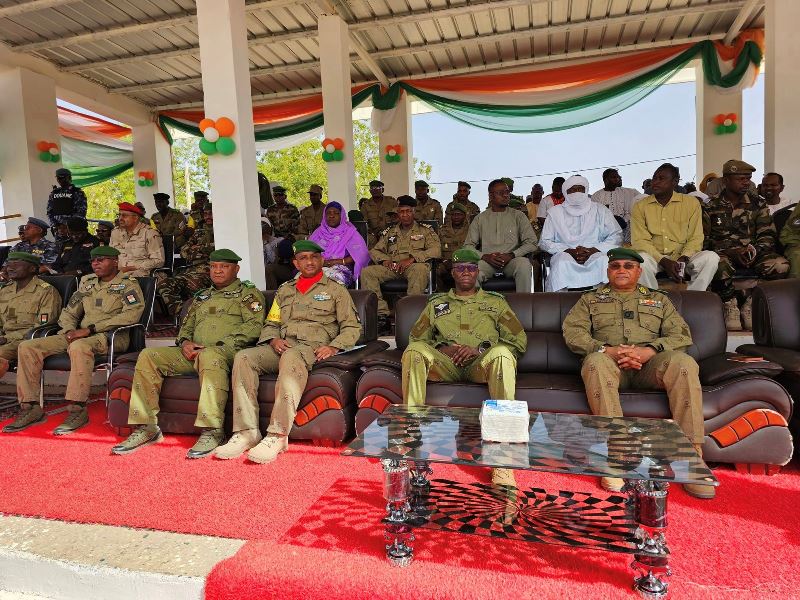 Presentation drapeau sous officiers contingent 2023 ENSOA Agadez BIS1