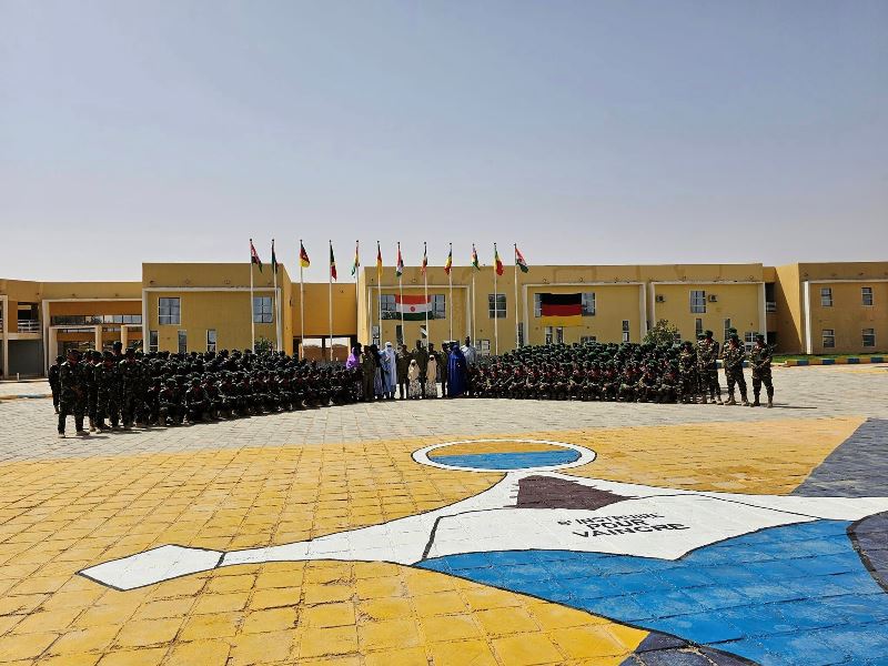 Presentation drapeau sous officiers contingent 2023 ENSOA Agadez BIS1