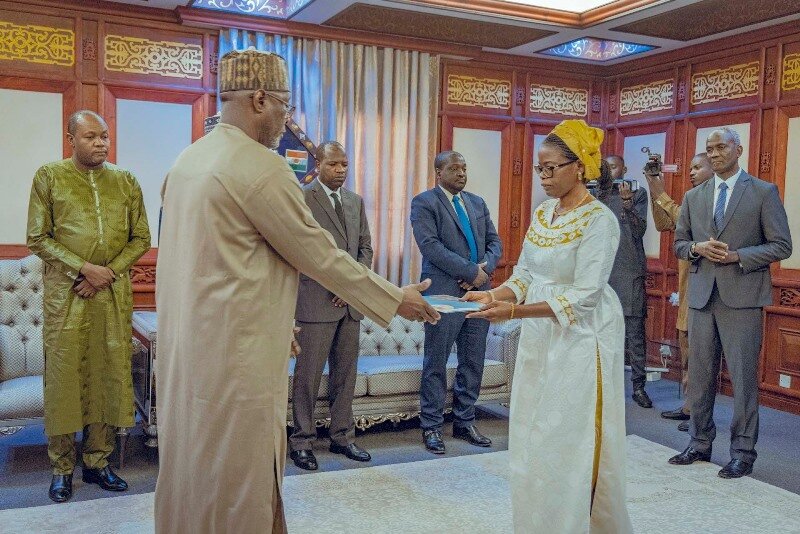 Remise lettre accreditation Madame Djanabou EGHBAL MAHONDE