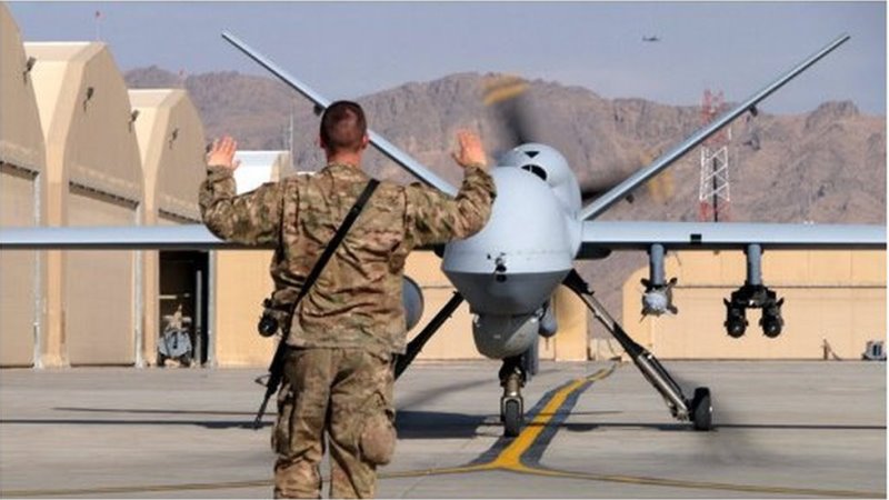 Soldats americains en face drone