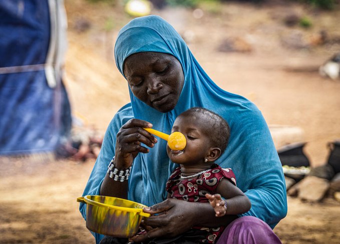 mamane donne a manger enfant