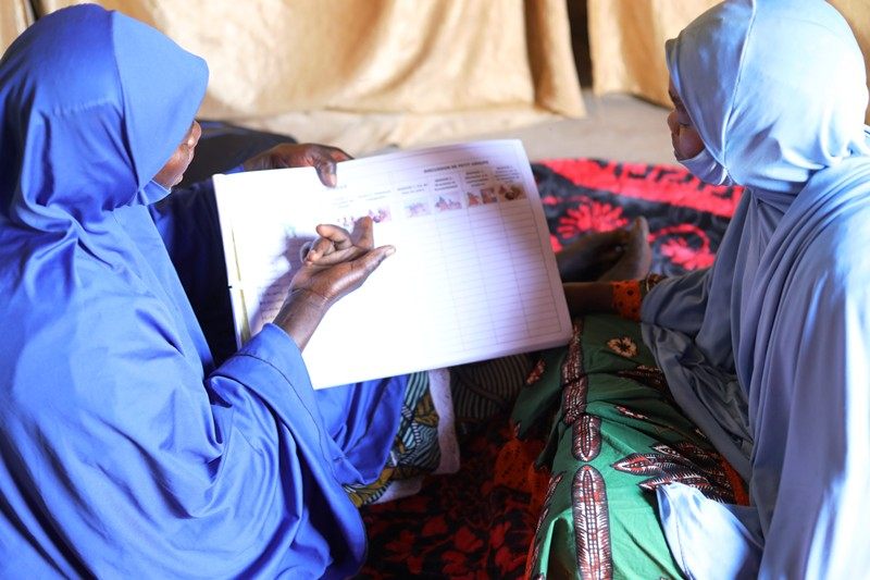 Anissa en discusion avec la relai lors dune visite à domicile à Harikanassou dans le district de Boboye