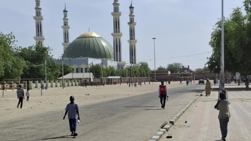 Des personnes passent devant une mosquee a Maiduguri