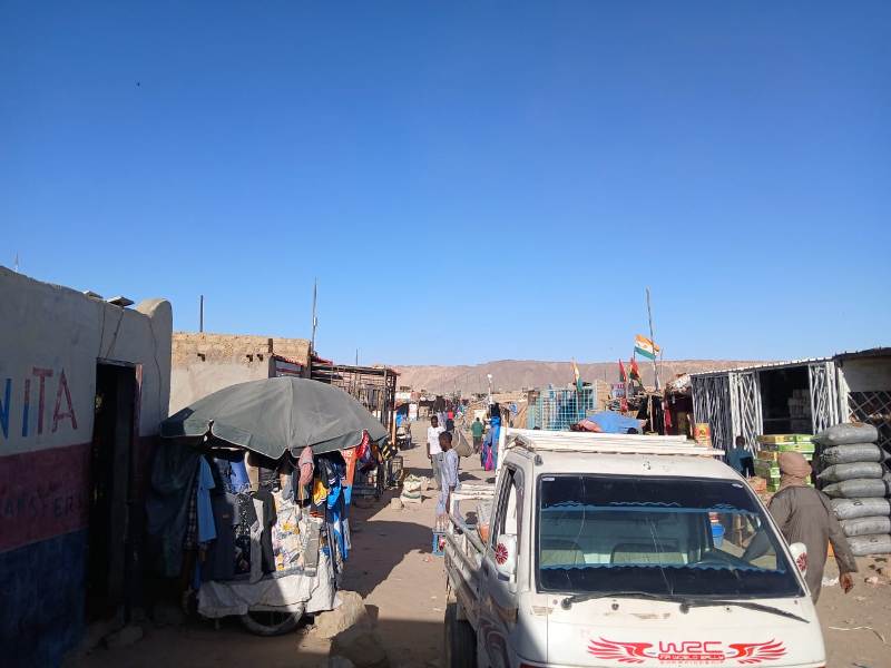 Djado Niger Commercants et acheteurs sur un marche interieur d un camp minier