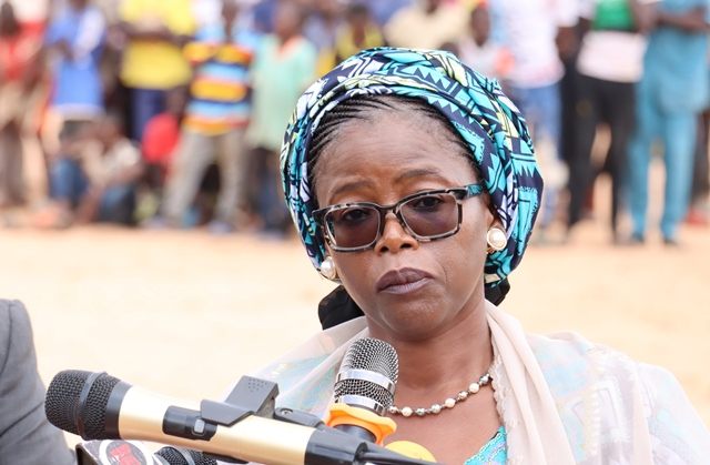 Djanabou Mahonde Pose pierre CSI Bagagi