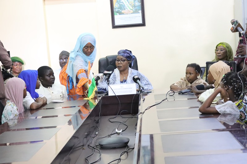 Enfants reporters au ministere population BIS