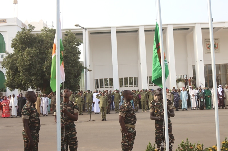 Levee drapeau AES Niamey