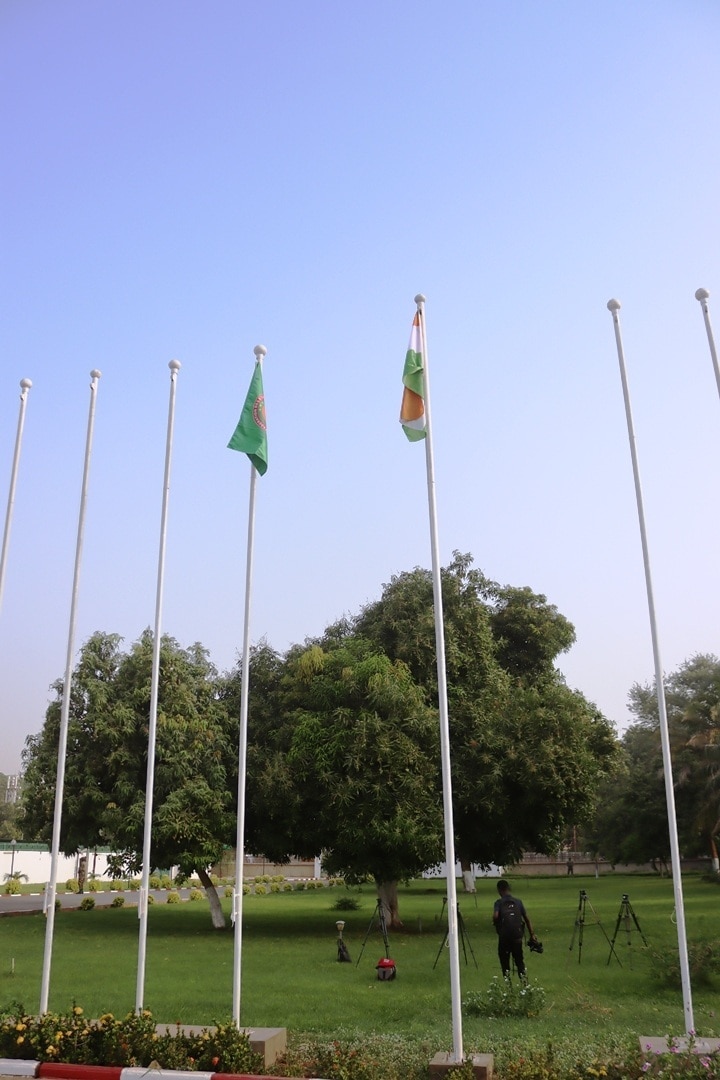 Levee drapeau AES Niamey BIS