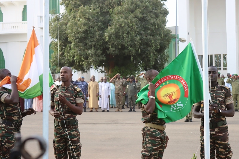 Levee drapeau AES Niamey BIS2