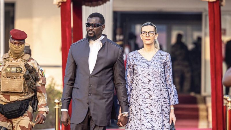 Mamadi Doumbouya et epouse