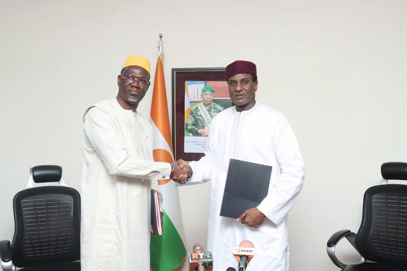 Signature convention Ali Mahaman Lamine Zeine Mamadou Tangara