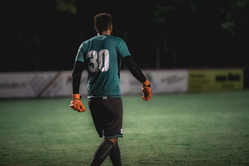 gardien de but traverse terrain de football