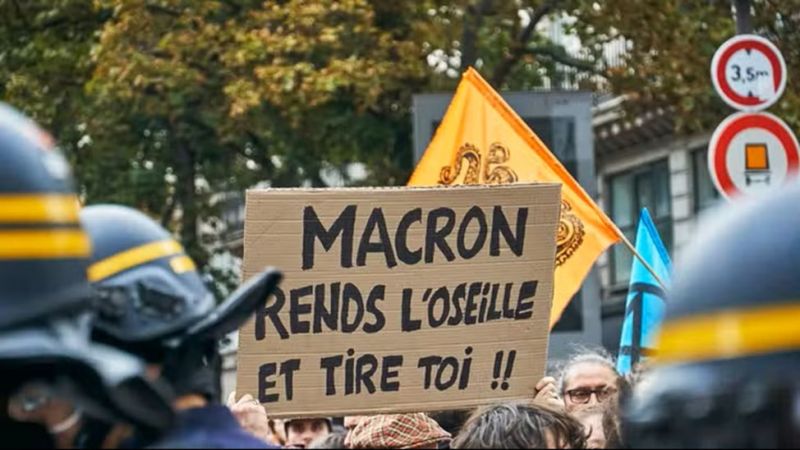 image affiche Macron quitte oseille