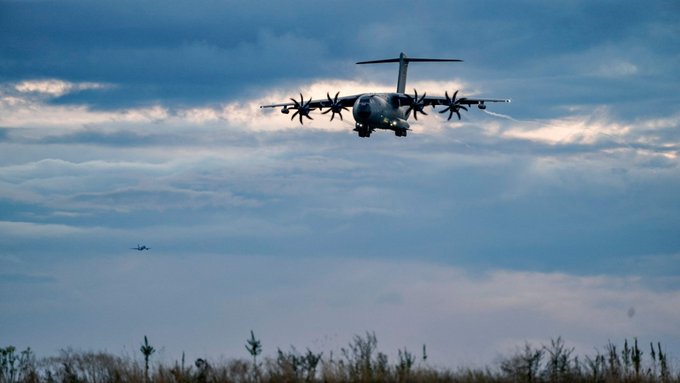 Un avion militaire