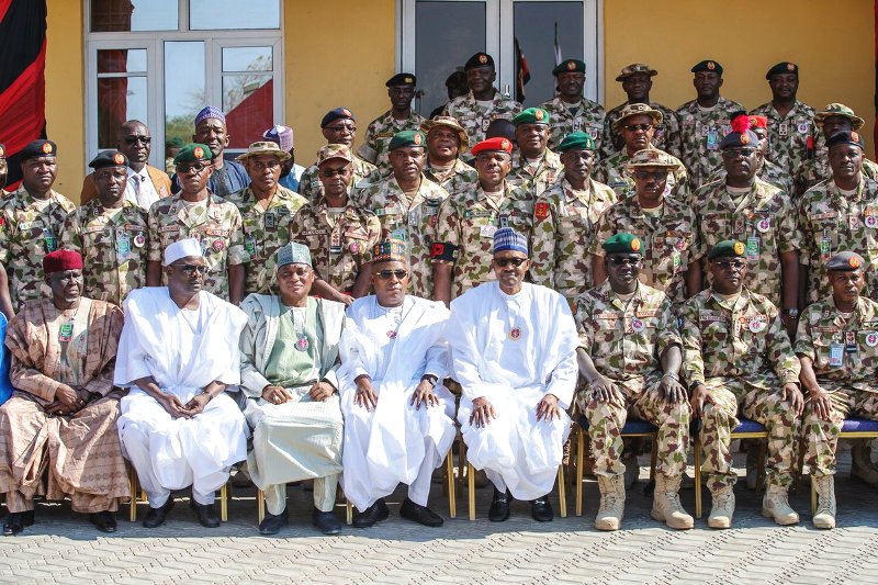 Buhari aux cotes armee nigeria min