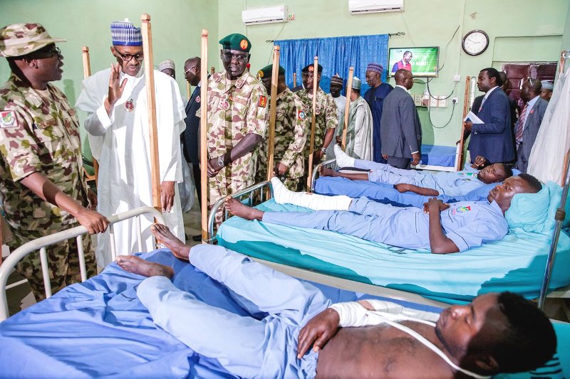 Buhari rend visite aux soldats nigerians blesses min