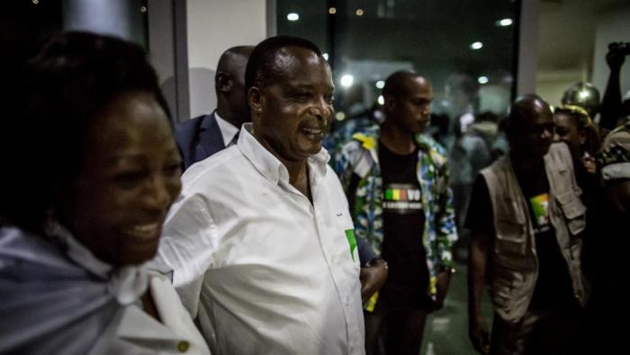 Denis Sassou Nguesso et son epouse Antoinette quittant le QG de campagne