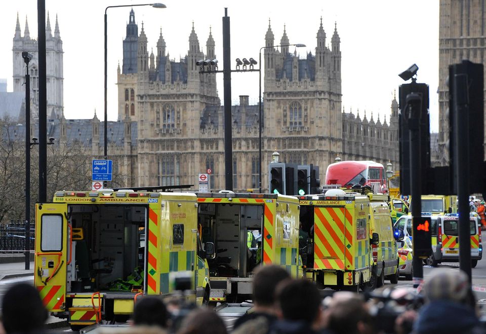 Des ambulances attendent pendant que les secours sont sur place