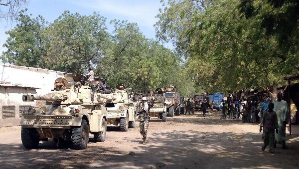 Des soldats camerounais patrouillent 