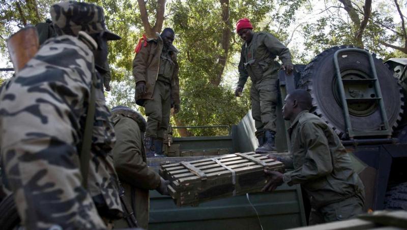 Des soldats maliens pres du camp localite de Niono