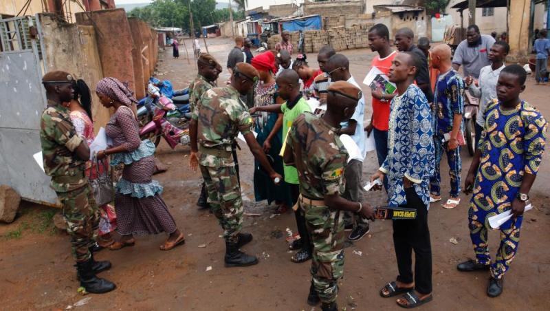 Des soldats procedent a des fouilles bureau de vote Bamako